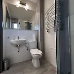 Villa Over Lake אכסניה
